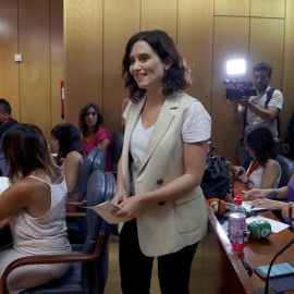 La candidata del PP a la Presidencia de la Comunidad de Madrid, Isabel Díaz Ayuso, a su llegada a la rueda de prensa posterior a la reunión mantenida con el presidente de la Asamblea, Juan Trinidad, dentro de la ronda de contactos con los g