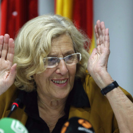 La alcaldesa de Madrid, Manuela Carmena, durante la rueda de prensa que ofreció este miércoles tras la reunión que mantuvo con los trabajadores sociales de las juntas de distrito,su primer acto oficial desde la llegada al cargo./ EFE