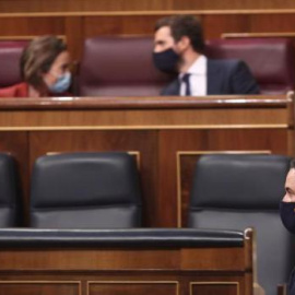 El presidente de Vox, Santiago Abascal, pasa por delante del (I-D) diputado del PP, Teodoro García Egea; la portavoz del PP en el Congreso de los Diputados, Cuca Gamarra; y el presidente del PP, Pablo Casado, durante la segunda sesión del p