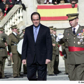 El ministro de Defensa del Gobierno del presidente Zapatero, José Bono, pasa revista a las tropas de la Brigada Castillejos II.