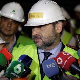 El ministro de Fomento en funciones, José Luis Ábalos, hace declaraciones a los periodistas durante su visita este jueves al túnel de Cercanías de Recoletos para supervisar el avance de los trabajos de mejora y modernización. Ábalos ha defe