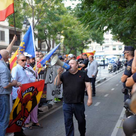Pere Vicent con su megáfono en una concentración contra un coloquio sobre el derecho a decidir en Valencia el 25 de octubre en la Societat Coral El Micalet.
