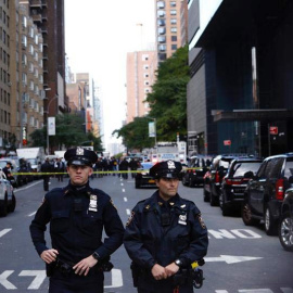 Varios policías acordonan una calle tras la evacuación del edificio Time Warner por el hallazgo de un paquete sospechoso en Nueva York. (JUSTIN LANE | EFE)