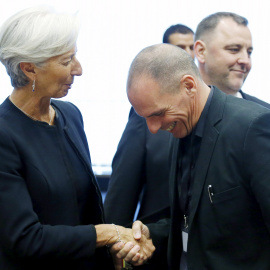 El ministro de Finanzas griego, Yanin Varoufakis, saluda a la directora gerente del FMI, Christine Lagarde, al comienzo de la reunión del Eurogrupo. REUTERS/Francois Lenoir