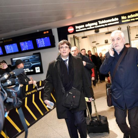 El expresident Carles Puigdemont a su llegada al aeropuerto de Copenhague. - EFE