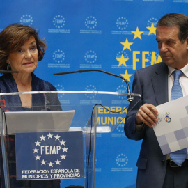 La vicepresidenta del Gobierno, Carmen Calvo, durante la rueda de prensa conjunta con el presidente de la Federación Española de Municipios y Provincias (FEMP), Abel Caballero. EFE/ Paco Campos