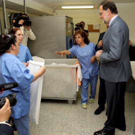 Mariano Rajoy, durante la visita en Salamanca a la sede de la asociación Asprodes Feap. / J.M. GARCÍA (EFE)