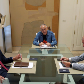 El presidente del Gobierno en funciones, Pedro Sánchez, con los secretarios generales, de UGT, Pepe Álvarez, y de CCOO, Unai Sordo, durante la reunión celebrada en el Palacio de la Moncloa, dentro de la ronda de contactos que mantiene con d