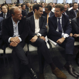 Los presidentes de Murcia, Alberto Garre, Extremadura, José Antonio Monago, y Galicia, Alberto Núñez Feijóo, con los presidentes del PP andaluz, Juanma Moreno y Vasco, Arantza Quiroga, durante la reunión de la Junta Directiva Nacional del P