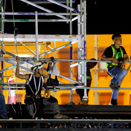 Trabajadores permanecen en una de las obras del Mundial de Catar.