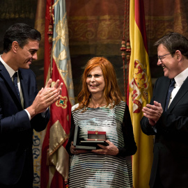 Fotografía de octubre pasado de la exministra de Cultura Carmen Alborch, reconocida con la Alta Distinción de la Generalitat con motivo del 9 d'Octubre, junto al presidente del Gobierno, Pedro Sánchez, y el de la Generalitat, Ximo Puig, dur