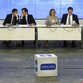 El presidente del Gobierno y del PP, Mariano Rajoy (d), acompañado de la secretaria general, María Dolores de Cospedal (2d); el vicesecretario de Organización, Carlos Floriano (2i) y el portavoz en el Congreso, Rafael Hernando (i), durante 