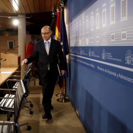 El ministro de Hacienda en funciones, Cristóbal Montoro, durante la rueda de prensa que ha ofrecido para explicar los acuerdos adoptados por la Comisión Delegada de Asuntos Económicos. EFE/Sergio Barrenechea