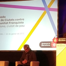 La alcaldesa de Barcelona inaugirando el 'II Encuentro de la Red de Ciudades contra la impunidad franquista'.