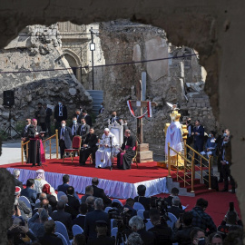 El papa Francisco (c) reza este domingo 7 de marzo de 2021 entre escombros y muros medio derruidos en la plaza de Hosh al Bieaa de la devastada ciudad iraquí de Mosul. En esta plaza se alzaban cuatro iglesias cristianas antes de que los ter