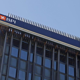 El logo del banco BPI en una oficina de Lisboa. REUTERS