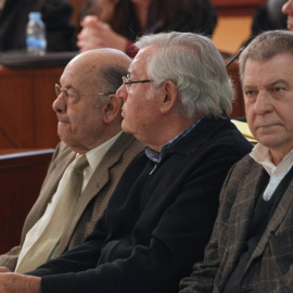 Félix Millet (i) y Jordi Montull (c), en el banquillo de los acusados junto a Carles Díaz, el arquitecto que diseñó el hotel de lujo que finalmente no se construyó junto al Palau de la Música. EFE/Toni gARRIGA
