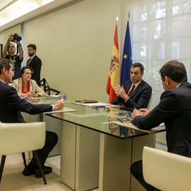 El presidente de la CEOE, Antonio Garamendi; la ministra de Trabajo en funciones, Magdalena Valerio; el presidente del Gobierno en funciones, Pedro Sánchez, y el presidente de CEPYME, Gerardo Cuerva, durante su reunión. Europa Press