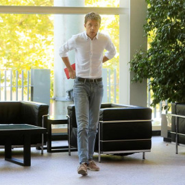 Íñigo Errejón, representante del grupo parlamentario de Mas Madrid, poco antes de la reunión con el presidente de la Asamblea de Madrid, Juan Trinidad , dentro de la ronda de contactos previa a la previsible convocatoria del pleno de invest