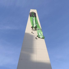 Un grupo de activistas de la asociación Greenpeace escala el emblemático Obelisco de Buenos Aires para reclamar por la conservación de los glaciares y por el cierre de una mina de oro del oeste de Argentina que sufrió un derrame de cianuro 