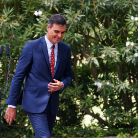El presidente del Gobierno en funciones, Pedro Sánchez, tras comparecer ante los periodistas después del despacho con el rey Felipe VI en el Palacio de Marivent, en Palma de Mallorca. REUTERS/Enrique Calvo