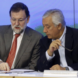 Mariano Rajoy junto a Javier Arenas, en una reunión del PP. EFE
