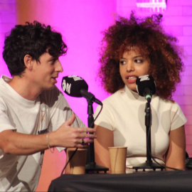 Ismail El Majdoubi y la periodista Ebbaba Hameida en el V Congreso de Migraciones de Mérida.