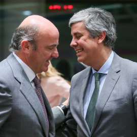El ministro de Economía, Luís de Guindos, saluda al nuevo presidente del Eurogrupo y ministro de Finanzas portugués, Mário Centeno, antes del inicio de la reunión del Eurogrupo en Bruselas (Bélgica). EFE/ Stephanie Lecocq