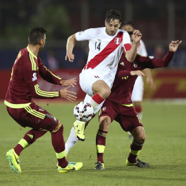 El delantero peruano Claudio Pizarro (c) con el balón ante los jugadores venezolanos Luis Manuel Seijas (d) y Gabriel Alejandro Cichero (i). /EFE