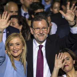 Mariano Rajoy, Soraya Sáenz de Santamaría y Cristina Cifuentes, durante el acto de inicio de campaña en Madrid. / EFE
