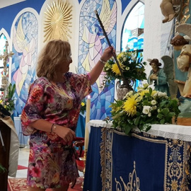 la alcaldesa de Calp, Ana Sala, entregando la vara de mando a la Mare de Déu de les Neus el pasado 4 de agosto.