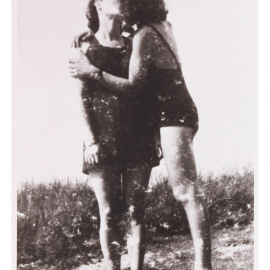 Beso entre Elisabeth Wust y Felice Schragenheim en un viaje al río Havel, Berlin (Jens Ziehe. Museo Judío de Berlín)