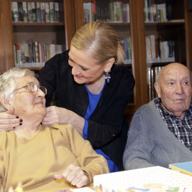 Cristina Cifuentes en la visita a una residencia de ancianos. COMUNIDAD DE MADRID