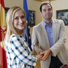 Cristina Cifuentes e Ignacio Aguado se felicitan tras la firma del acuerdo que garantiza la investidura de Cifuentes. EFE