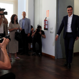 El secretario general y presidente del Gobierno en funciones, Pedro Sánchez, a su llegada a la reunión con representantes de diversos sectores culturales. EFE/Fernando Alvarado