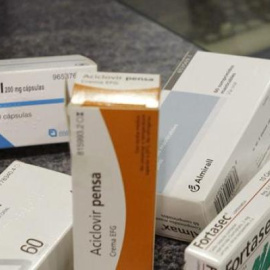 El Gobierno sacó en 2012 más de trescientos fármacos del sistema nacional de salud. EFE