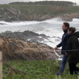 Una pareja observa el mar embravecido en la costa de Ribadeo durante la borrasca Domingos, a 4/11/2023. - Carlos Castro / Europa Press.