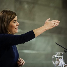 La vicepresidenta del Gobierno, Soraya Sáenz de Santamaría, durante la rueda de prensa posterior a la reunión del Consejo de Ministros, hoy en La Moncloa. EFE/Emilio Naranjo