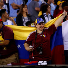 Aficionados venezolanos celebran durante un partido del Grupo C de la Copa América entre Venezuela y Uruguay. /EFE