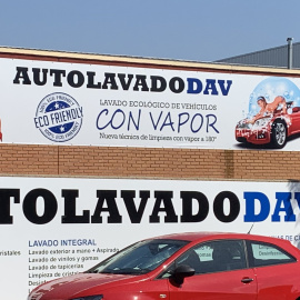 El mensaje publicitario del servicio de autolavado cuya retirada reclama el Ayuntamiento. / Vicente García (Twitter)