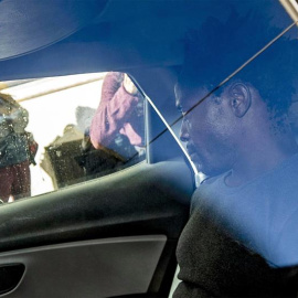 Un hombre no identificado sospechoso del asesinato de la joven de 16 años Desiree Mariottini, abandona la comisaría en un coche de policía en Roma. EFE/ Massimo Percossi