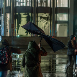 Una persona camina con un paraguas, a 5/11/2023, en A Coruña, Galicia (España). - Gustavo de la Paz / Europa Press.
