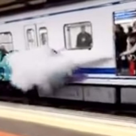 Momento en el que el maquinista del metro rocía a los grafiteros con el extintor.