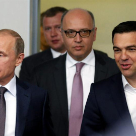 Vladimir Putin y Alexis Tsipras, en San Petersburgo. / EFE