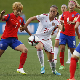Alexia Putellas (c), durante el partido ante Corea del Sur. EFE/CHRIS ROUSSAKIS