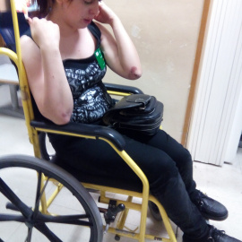 Natalia Moreno, la número cuatro de la candidatura de Pacma por Granada, fue arrastrada por el suelo y pateada por un grupo violento. Foto: Pacma