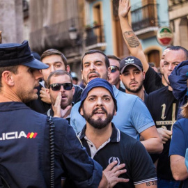 El líder de Yomus con camiseta azul clara y barba en segundo plano. JORDI BORRÁS