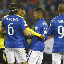 Neymar en medio de la tangana en el partido entre Colombia y Brasil. - REUTERS