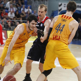 Abrines trata de zafarse de Roll durante el partido. EFE/David Aguilar