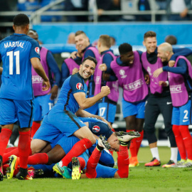 Los jugadores de Francia celebran el gol de Payet a Rumanía en la Eurocopa. REUTERS/John Sibley